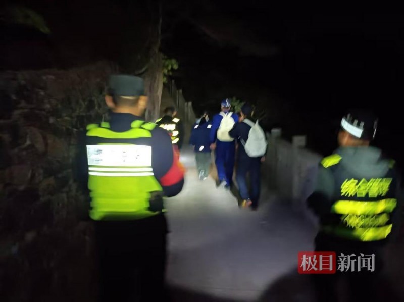 两高中女生黄山爬到崩溃求助，救援小队深夜救助