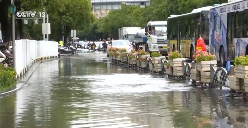 下雨天路面湿滑、能见度低 这份驾车安全提示请收好