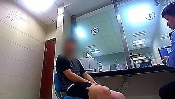 看丹观察丨为了“出片”玩命？网红扎堆闯入上海一隧道拍照打卡！