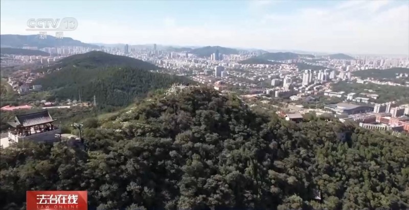 法治在线丨计时越野登山 指示牌秒变定位器 景区民警练就处警“加速度”