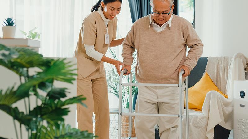 避免“一人住院全家忙” 免陪照护让病人更有“医”靠