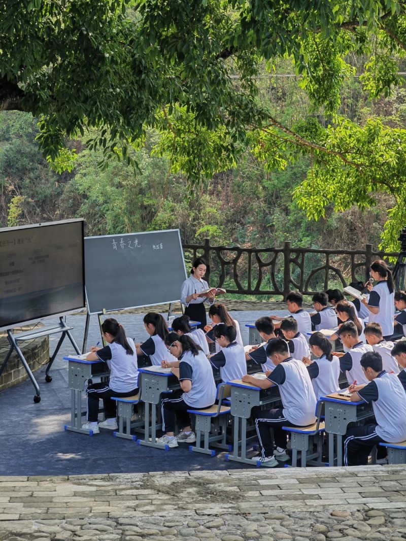 什么是“青春之光”？大榕树下的一堂语文课，给出了答案