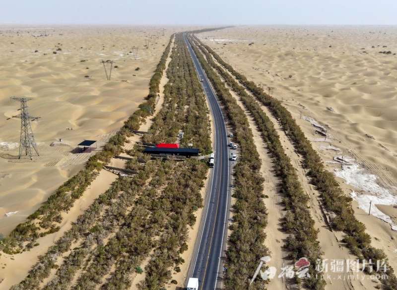 大国工程看新疆・天山观察丨阳光“养绿”首条零碳沙漠公路