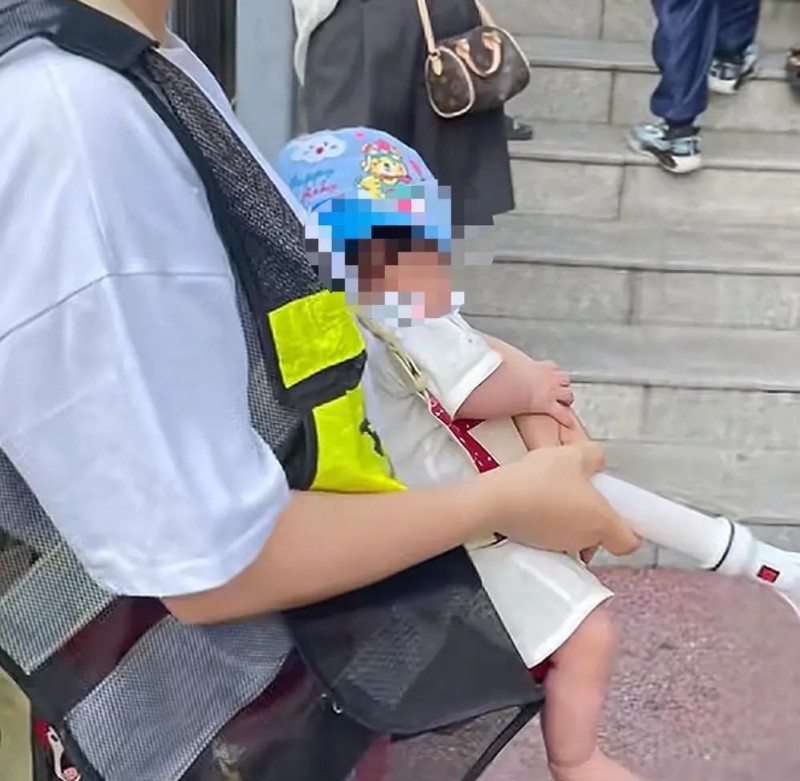 看丹观察丨家长称被迫抱婴儿站护学岗，教育局责成整改！“自愿”的边界在哪儿？