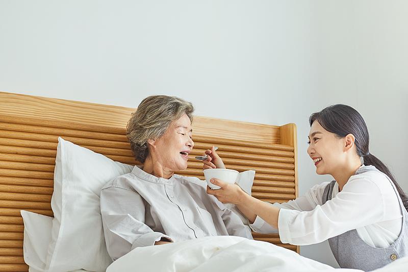 避免“一人住院全家忙” 免陪照护让病人更有“医”靠
