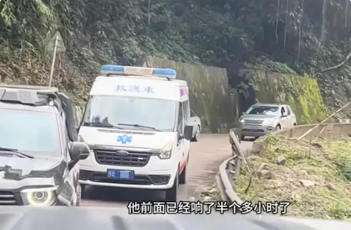 看丹观察丨鸣笛开道去旅游？救护车决不能成为享受特权的“私家车”！