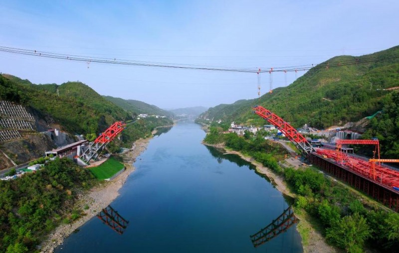 “五一”假期全国多地铁路重点工程建设持续推进