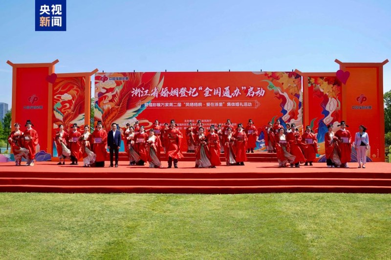 边旅行边结婚 说走就走的“领证登记游”自带甜蜜浪漫氛围