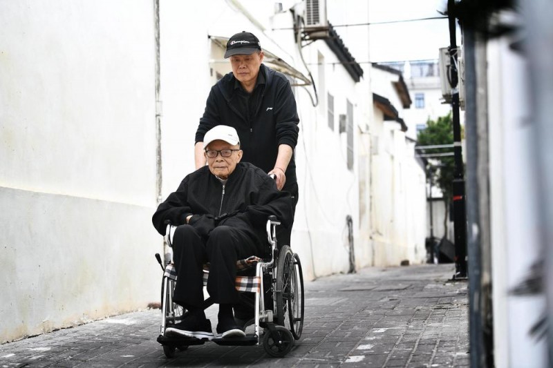 读城｜百岁老书翁守着百年旧书店：爱书的人多，书香不会散！