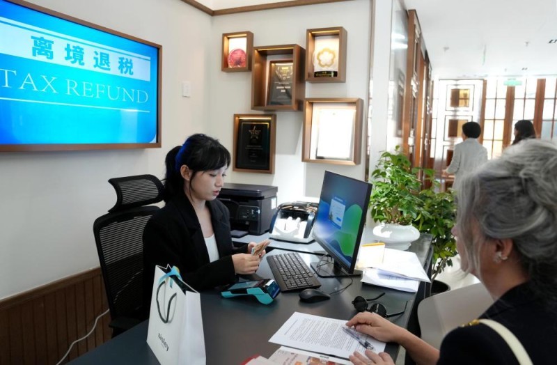 新华视点丨外国游客“在华扫货”热：“带空箱子到中国！”