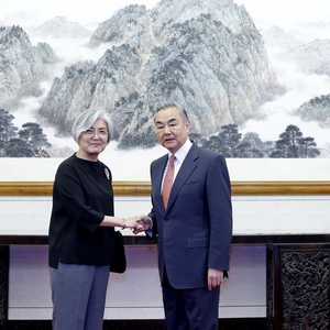 王毅会见美国亚洲协会会长康京和