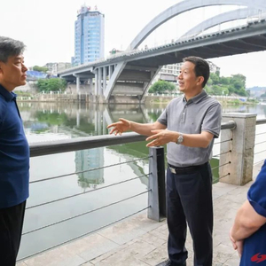 河中现死鱼，怀化市委书记现场察看