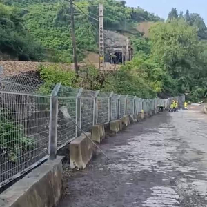 火车穿村致人身亡事发铁路已在加装护栏，村民：安了一二百米长，一两米高
