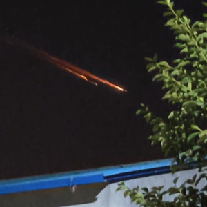 山东多地夜空现不明飞行物，目击者称一大带小很亮，天体物理学博主：应是国外侦查卫星再入大气层烧毁