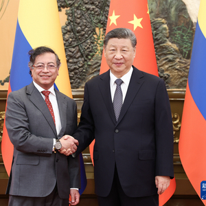 习近平会见哥伦比亚总统佩特罗