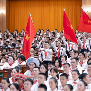 央视快评丨高举队旗跟党走