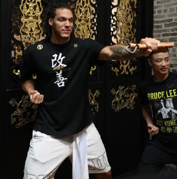 0.1秒惊天绝杀！追着哈登揍！至于嘛！卧槽，她比18岁还要嫩…
