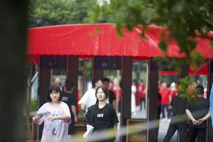 新华全媒+丨青春赴考场 执笔向未来――2025年高考首日见闻