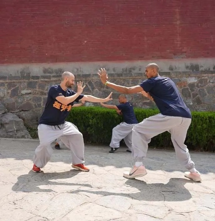 历史首人！NBA顶级球星拿到少林武术认证，晒图回顾10天修行
