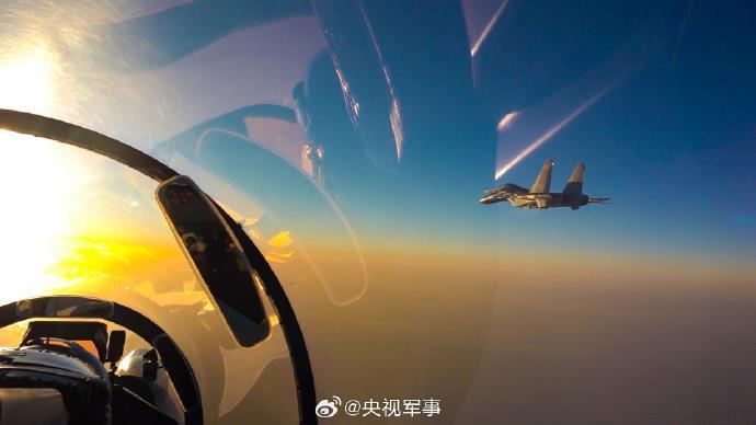 光影好绝！战鹰升空高飞暗夜出击