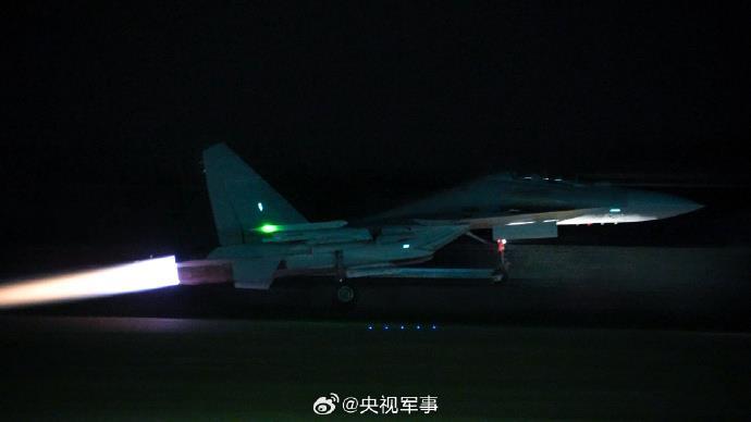 光影好绝！战鹰升空高飞暗夜出击