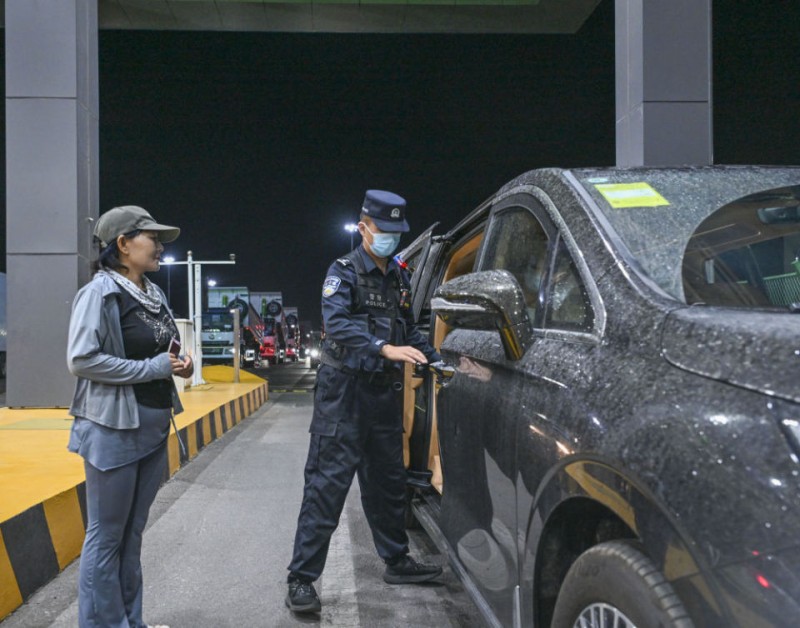 中哈边境行：霍尔果斯口岸“不打烊”