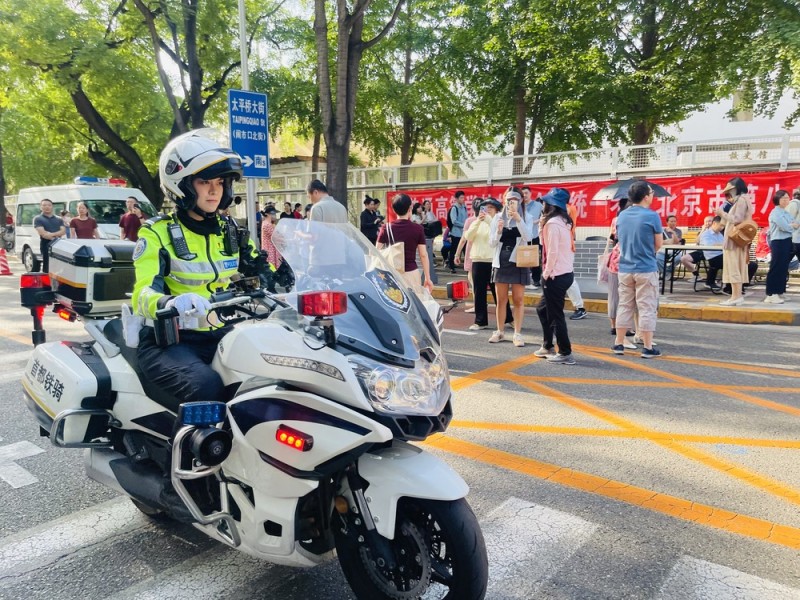 北京高考首日交警6时50分全员到岗，启动高等级上勤方案