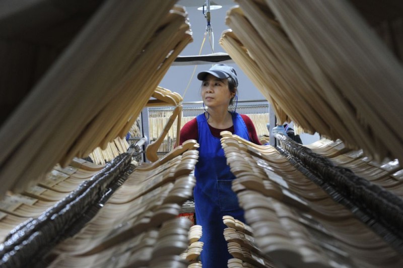 中国经济样本观察・“镇”了不起｜为衣做架，“挂”出来的80亿元“衣架产业”