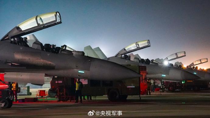 光影好绝！战鹰升空高飞暗夜出击