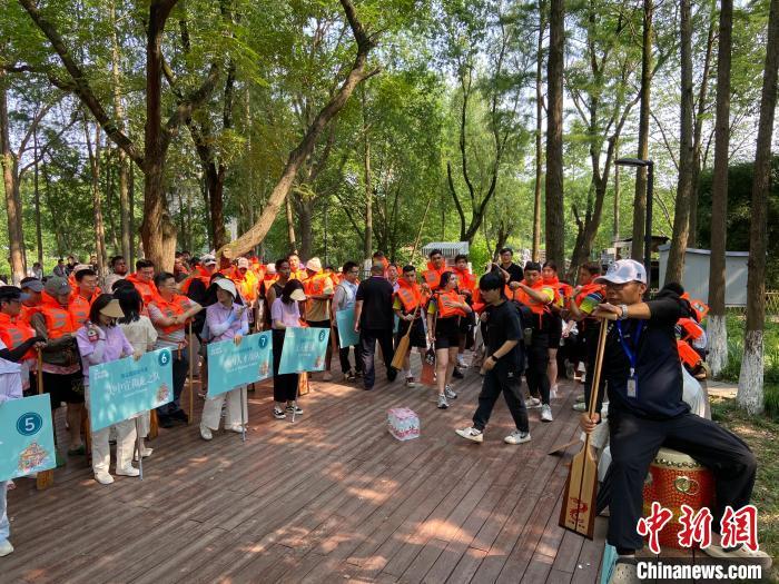 文化观察：外国人为什么对划龙舟越来越“上头”？