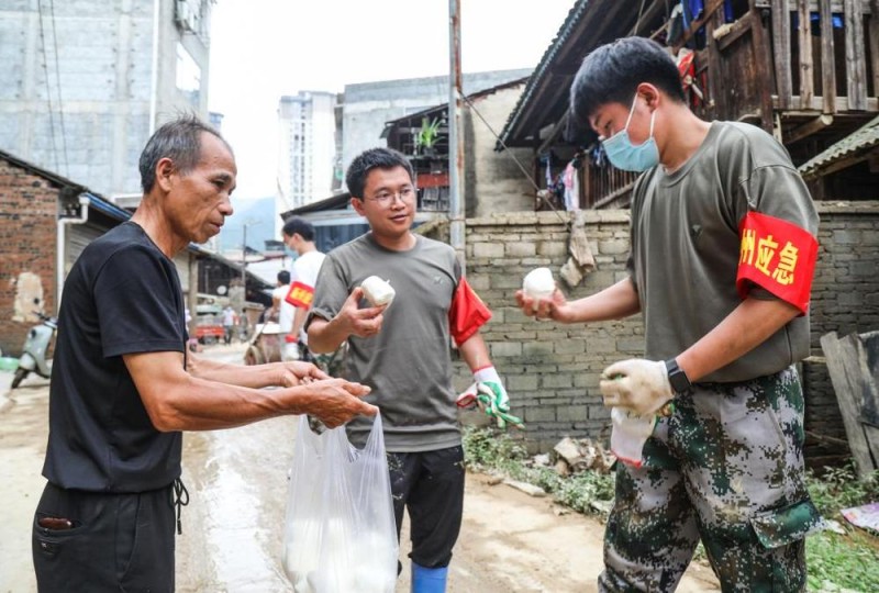 温度丨集合，带上菜刀？村民道出实情：为抗洪救灾人员做饭