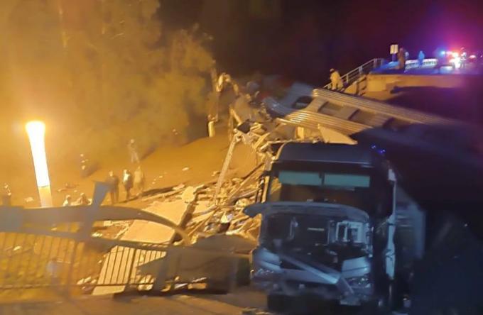 俄罗斯西部发生桥梁坍塌致火车脱轨至少7人死亡