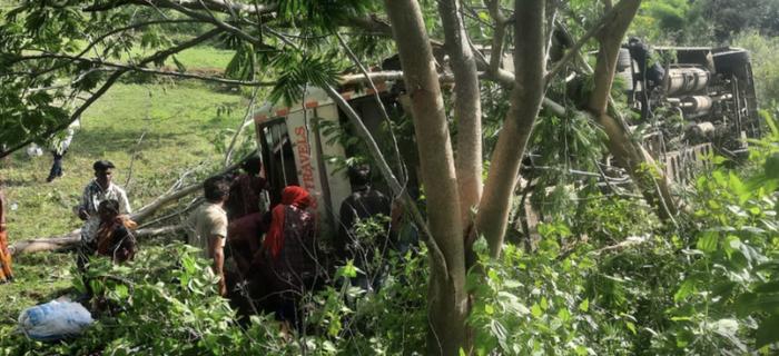 印度奥迪沙邦一巴士翻车 50余人被困