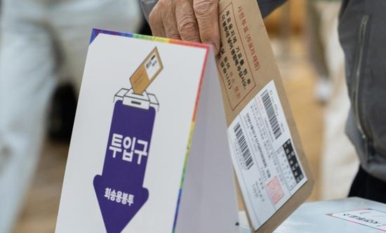 韩国大选“5选1”投票将启 四位前总统各自忙“路演”