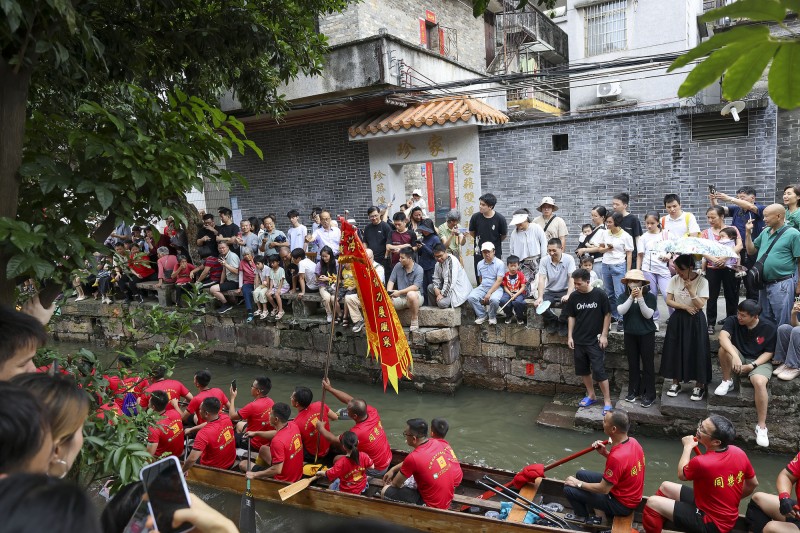 端午假日新图景：龙舟击水引客来，民俗赛事促消费
