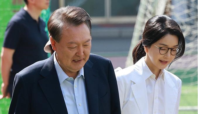 韩国第21届总统选举正式投票开始,尹锡悦夫妇现身投票站完成投票