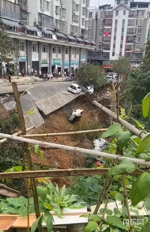 广西三江县一小区附近道路塌方有汽车滑落  当地多个部门已在处置