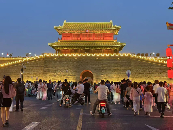 文旅消费升温 助燃夏日经济“烟火气”