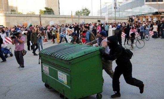 加州上千人围攻美国联邦大楼，白宫官员：这是造反