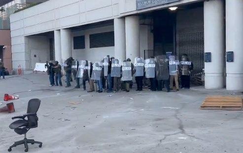 加州上千人围攻美国联邦大楼，白宫官员：这是造反