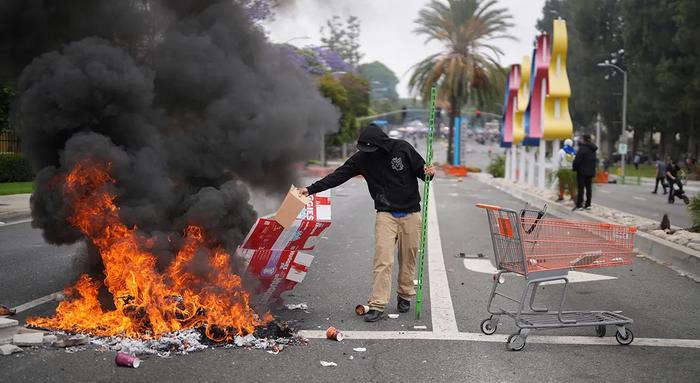 民调显示近半美国民众反对向洛杉矶派兵