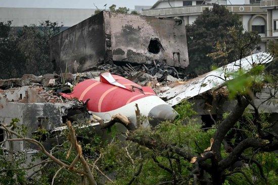 印度空难1人奇迹幸存,专家:可能是解体时被抛了出去,与位置无关!一家五口赴伦敦开启新生活,拍下最后一张全家福!波音最新声明