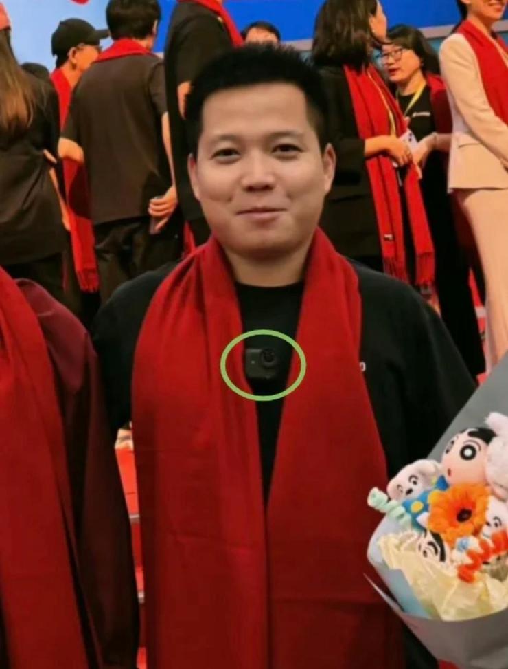 众泰汽车整车业务未能复工复产，面临退市风险；京东宣布进军酒旅行业，否认进入网约车行业传闻；演员吐槽小红书审核机制：越来越离谱