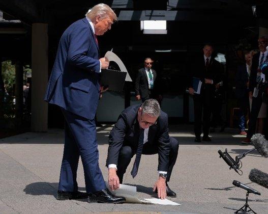 G7峰会上弯腰捡起特朗普掉落的文件,斯塔默回应:为了避免安全恐慌