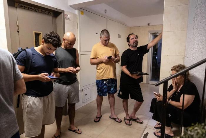 "民众一开始还不慌,相信以色列的防空力量,直到看到伊朗导弹落地……"