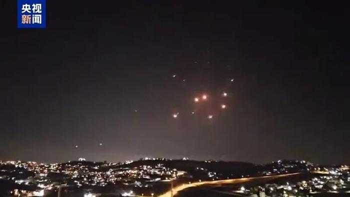 "民众一开始还不慌,相信以色列的防空力量,直到看到伊朗导弹落地……"