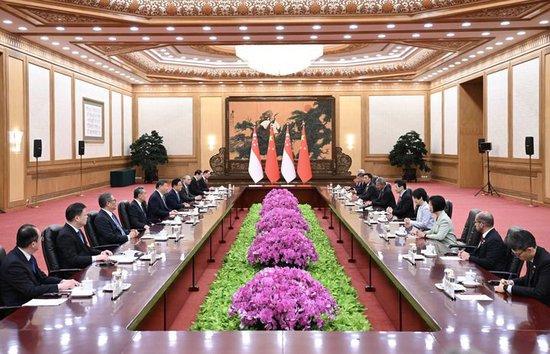 习近平会见新加坡总理黄循财