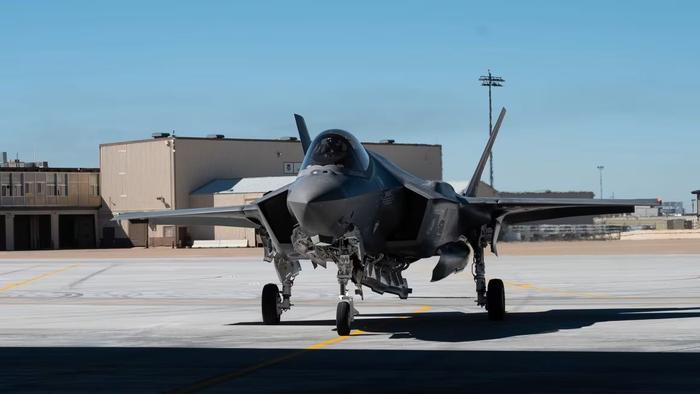 讨好特朗普?英国宣布购买12架可携带核武器的F-35A