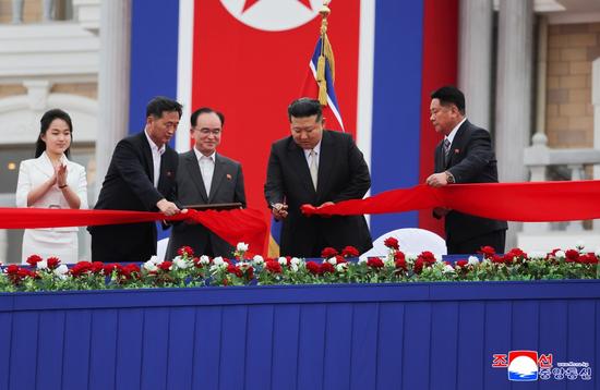 时隔一年半,金正恩妻子李雪主再露面