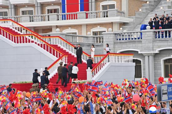 时隔一年半,金正恩妻子李雪主再露面